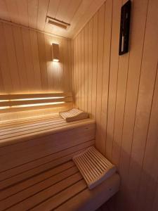 Chalets Charmante Cabane dans les arbres avec jacuzzi et sauna : photos des chambres