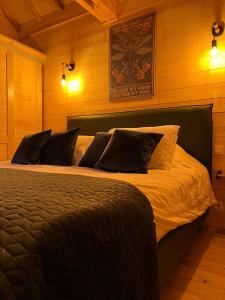 Chalets Charmante Cabane dans les arbres avec jacuzzi et sauna : photos des chambres