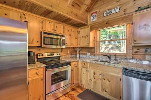 Secluded Blue Ridge Cabin Walk to Trails!