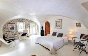 Maisons de vacances Beautiful Home In Clon Dandran With 2 Bedrooms, Wifi And Private Swimming Pool : photos des chambres