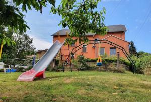 Ferienwohnung Ost - Alte Schule Sachswitz