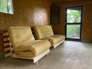 Unique off Grid Tree-House Stay in oak woodland