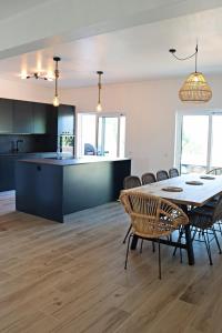 Vivenda Geminada com piscina a 10 minutos a pé da praia, by QoZzy