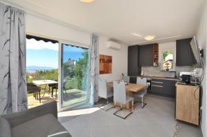New apartment with terrace and sea view 1