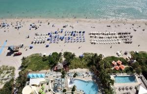 Beautiful 1 bedroom condo on the beach