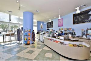 Beautiful 1 bedroom condo on the beach