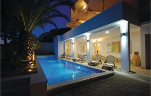 Nice Apartment In Makarska 