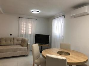 Apartments ANA Karlobag 