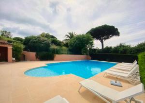 Villa vue mer donnant sur le Golfe de St Tropez, 2 chambres, 6 pers, piscine commune
