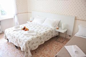 apartment at Colosseo with terrace overlooking the garden by LYON