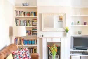 Pass the Keys Bright & Stylish Garden Flat in Trendy West London - Acton