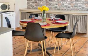Maisons de vacances Lovely Home In St, Pierre Langers With Kitchen : photos des chambres