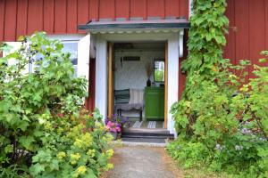 Rustik gäststuga med lantlig känsla nära Örebro city