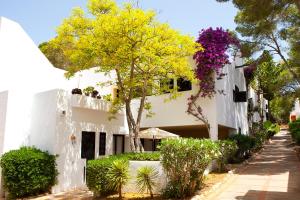 Superior 2 bedrooms apartment garden view room in Apartamentos Club Cala Azul