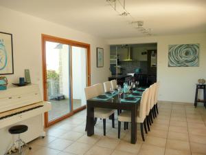 Maisons de vacances Holiday home with indoor pool, jacuzzi and sauna, Plouarzel : photos des chambres