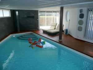 Maisons de vacances Holiday home with indoor pool, jacuzzi and sauna, Plouarzel : photos des chambres