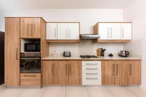 West Wood Holiday Apartment, C6 - Flic en Flac with pool at a quiet location, beautifully decorated and close to the beach