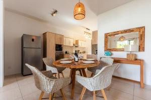 West Wood Holiday Apartment, C6 - Flic en Flac with pool at a quiet location, beautifully decorated and close to the beach