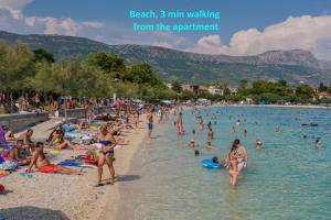 Spacious seafront apartments Karlo