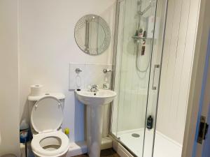 Numero Uno Detached Aparthouse 7 BR Hot Tub Wifi Parking