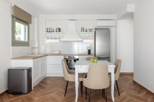 HeliaSeasons Apartments