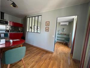 Appartement mignon calme douillet ascenseur clim étage élevé proche parking et toutes commodités au coeur du Toulon historique