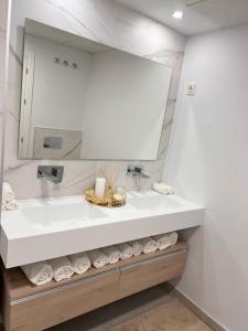 Tropical penthouse with big roof terrace