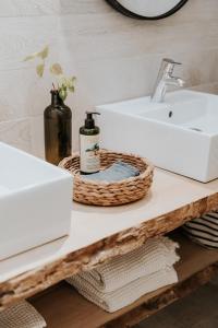 B&B / Chambres d'hotes Maison d'hotes Bel Estiu : Chambre Double avec Lit d'Appoint