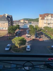 Duplex 2 pièces Port Cabourg - 2 à 4 personnes - Terrasse - Vue Port - Proche Plage