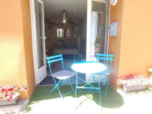 Appartements LA PAUSE studio sur le quai Maupassant a Fecamp : photos des chambres