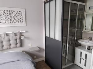 Hotels Hotel-Relais De Trefeuntec : Appartement