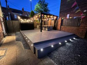 Numero Uno Detached Aparthouse 7 BR Hot Tub Wifi Parking