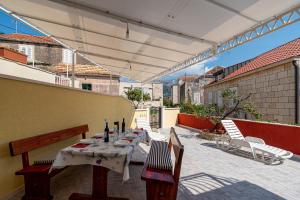 Apartments Siri, 1 min walk to the beach