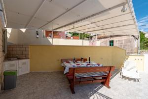 Apartments Siri, 1 min walk to the beach