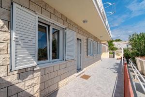 Apartments Siri, 1 min walk to the beach