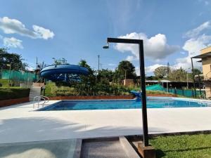 Apartasol 204A - Jacuzzi, piscinas, wifi para 6 personas en La Tebaida, Quindío