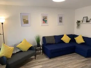 Spacious and central 4-bedroom house with parking - Four Oaks