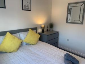 Spacious and central 4-bedroom house with parking