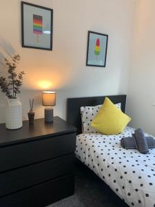 Spacious and central 4-bedroom house with parking