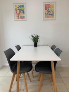 Spacious and central 4-bedroom house with parking