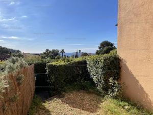 Rez-de-jardin T2 avec terrasse et parking - FR-1-100-284