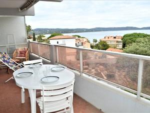 Appartements Appartement 3 pieces climatise, plage a pied, pour 4 personnes a Cavalaire - FR-1-226B-113 : photos des chambres