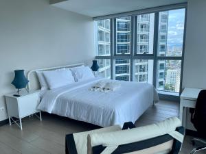 Bright 2-bedroom condo with pool in BGC Uptown - Hôtels 4 étoiles à Manille