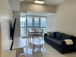 Bright 2-bedroom condo with pool in BGC Uptown