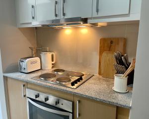 Bright 2-bedroom condo with pool in BGC Uptown