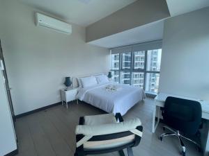 Bright 2-bedroom condo with pool in BGC Uptown