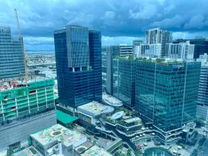 Bright 2-bedroom condo with pool in BGC Uptown