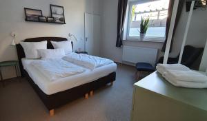 Double Room with Private Bathroom room in bed & kitchen
