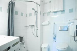 Standard Twin Room - Disability Access room in 50|50 Hotel Belmont