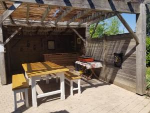 Maisons de vacances La Tuillere : maison en bois avec vue et piscine : photos des chambres